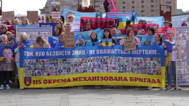 行方不明のウクライナ兵の家族の大規模なデモ ウクライナ軍の兵士が夫を見つけて戻ってくることを要求する キエフ 2024 — ストック動画