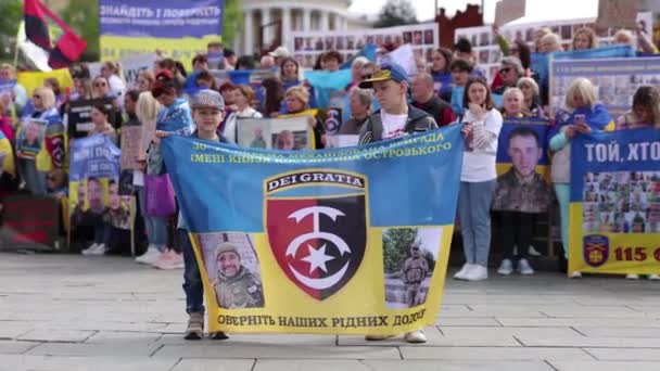 Ukrajinští Chlapci Demonstrují Vlajkou Portréty Svých Otců Vojáků Ozbrojených Sil — Stock video