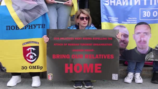 Ukrainska Kvinna Demonstrerar Med Fana Bring Our Relatives Home Kiev — Stockvideo