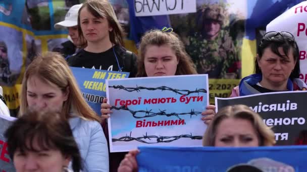 带着标语 英雄必须是自由的 的可悲的乌克兰妇女举行示威 要求搜查和释放战俘 2024年4月14日 图库视频片段