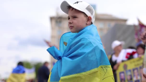 Ουκρανό Αγόρι Που Φοράει Εθνική Σημαία Δημόσια Διαδήλωση Κίεβο Απριλίου — Αρχείο Βίντεο