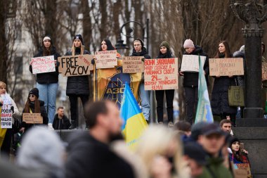 2022 'den beri Rus hapishanelerinde bulunan Azov tugay savaşçılarına adanmış pankartlarla poz veren bir grup Ukraynalı aktivist. Kyiv - 4 Şubat 2024