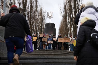 Ukraynalı aktivistler, Ukrayna 'nın ulusal sembolü olan altın mızrakla anıtın önünde gösteri yapıyorlar. Kyiv - 4 Şubat 2024