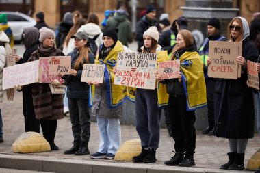 Ukraynalı kadınlar yakalanan akrabalarının serbest bırakılmasını talep ediyorlar. Bir grup kadın Rus esaretini protesto ediyor. Kyiv - 4 Şubat 2024