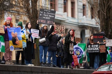 Ukraynalılar esir değişimi talep ediyor. 4 Şubat 2024 'te Kyiv' de düzenlenen mitingde 