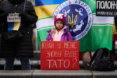 Üzgün Ukraynalı çocuk 