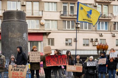 Ukraynalılar Azov tugayı bayrağı ve 