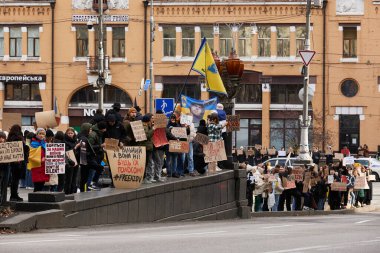 Mariupol şehri ve Azovstal fabrikasının ele geçirilen savunucularının serbest bırakılması için şehirde gösteri yapan büyük bir grup Ukraynalı. Kyiv - 4 Şubat 2024