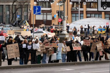 Bir grup Ukraynalı Rus saldırısını protesto ediyor ve Mariupol 'ün yakalanan savunucularının serbest bırakılmasını talep ediyor. Kyiv - 4 Şubat 2024