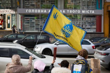 Mariupol 'ün savunucuları Azov Tugayı' nın bayrağı barışçıl bir gösteride. Kyiv - 4 Şubat 2024