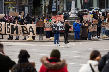 Ukraynalı göstericiler mitingde. İnsanlar Rusya ile esir değişimi ve Mariupol 'ün yakalanan savunucularının Rus hapishanelerinden salıverilmesini talep ediyor. Kyiv - 4 Şubat 2024
