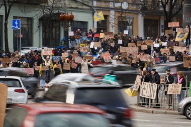 Ukrayna halkı, Rus esaretini protesto ediyor. Büyük bir aktivist grubu pankartlarla gösteri yapıyor. Kyiv - 4 Şubat 2024