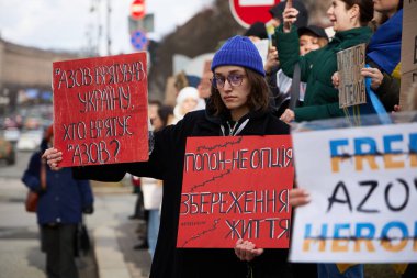 Rus hapishanelerinden yakalanan askerlerin derhal serbest bırakılmasını talep eden pankartlarla poz veren Ukraynalı aktivist. Kyiv - 4 Şubat 2024