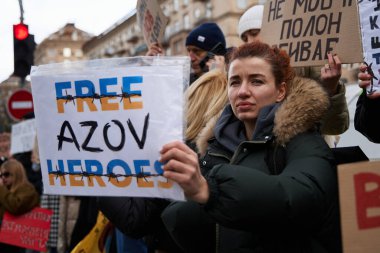Ukraynalı kadın, Rus saldırganlığını ve Mariupol savunucularının hapsedilmesini protesto etmek için 