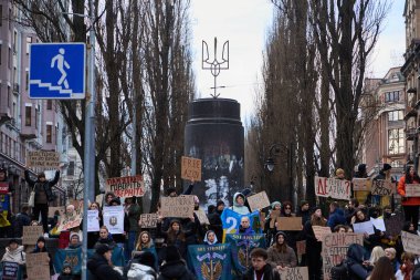 Ukrayna 'nın sembolü olan geleneksel altın mızrak ile yakalanan askerlerin Rus hapishanelerinden serbest bırakılması için büyük bir Ukrayna gösterisi. Kyiv - 4 Şubat 2024