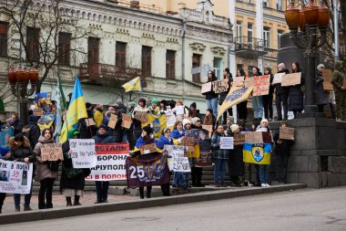 Büyük bir grup Ukraynalı aktivist, Rus saldırganlığına karşı gösteri yapıyor ve Mariupol şehri ve Azovstal fabrikasının yakalanan savunucularının serbest bırakılmasını talep ediyor. Kyiv - 4 Şubat 2024