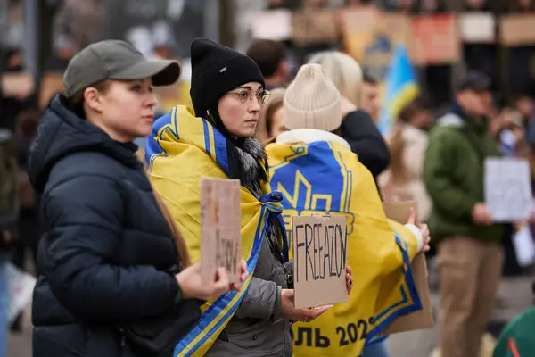 キエフの中心にある フリーアゾフ の旗で実演する愛国的なウクライナの女性 2024 ロイヤリティフリーのストック写真