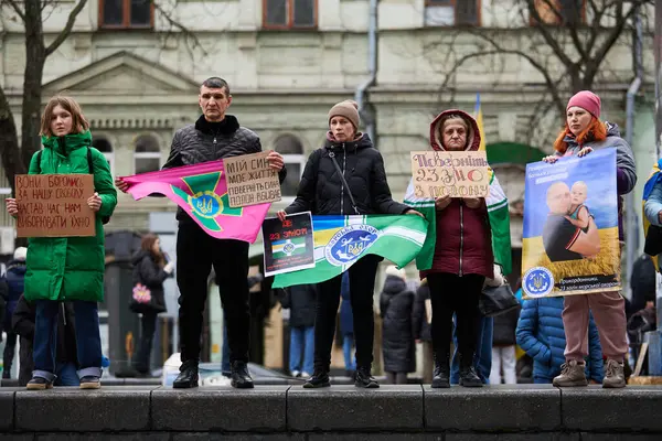 Ukrainska Aktivister Med Flaggor Och Porträtt Händerna Protesterar Mot Rysk Stockbild