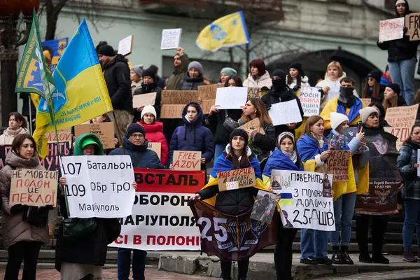 Grupp Ukrainska Aktivister Demonstrerar Med Flaggor Och Banderoller Ett Möte Royaltyfria Stockfoton