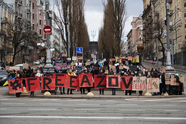 Ομάδα Ουκρανών Ακτιβιστών Κρατούν Πανό Free Azov Μια Μεγάλη Δημόσια Φωτογραφία Αρχείου