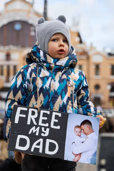 Petit Garçon Ukrainien Posant Avec Signe Libérer Mon Père Sur Images De Stock Libres De Droits