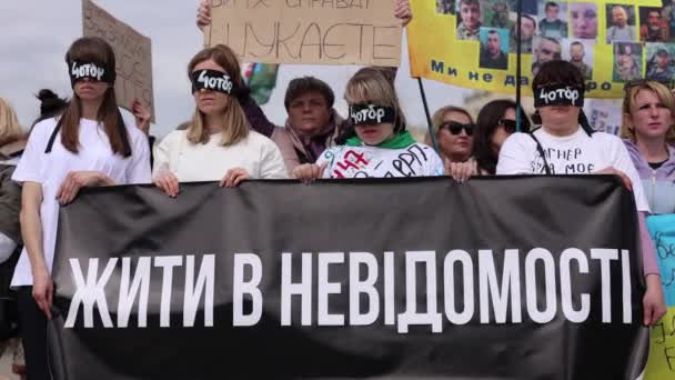 ウクライナの活動家たちは 行方不明の人々に捧げられた集会で Living Unknown という旗でデモンストレーションしている キエフ 2024 — ストック動画