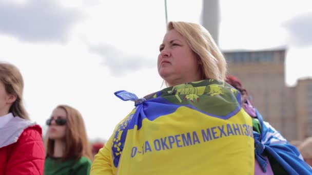 Patriotická Ukrajinská Žena Zpívá Tradiční Nacionalistické Motto Sláva Ukrajině Sláva — Stock video