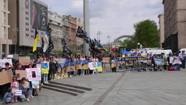 Familjer Till Saknade Ukrainska Soldater Som Demonstrerar Självständighetstorget Maidan Nezalezhnosti — Stockvideo