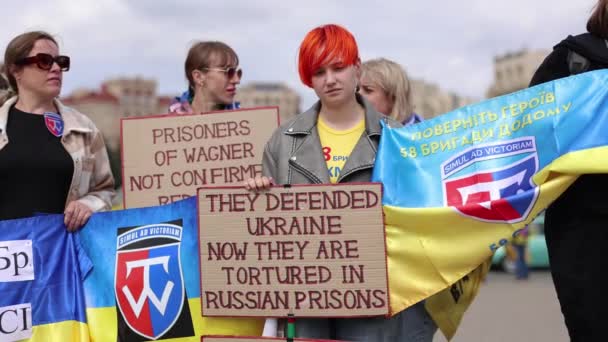 Ukraiński Aktywista Pozował Transparentem Bronili Ukrainy Teraz Torturowani Rosyjskich Więzieniach — Wideo stockowe