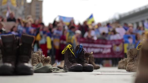 行方不明のウクライナ兵のブーツは ロシアの刑務所にいるかもしれない 戦争捕虜の捜索と釈放のためのデモ キエフ 2024 ストック映像