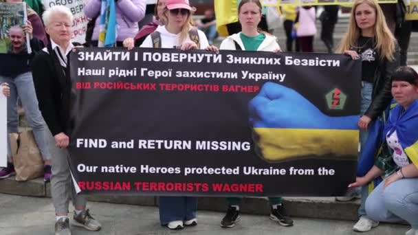 Persone Ucraine Che Manifestano Con Uno Striscione Trovare Restituire Mancante — Video Stock