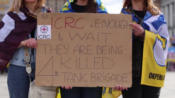 Украинские Женщины Держат Плакат Мккк Достаточно Ждать Убивают Танковая Бригада — стоковое видео