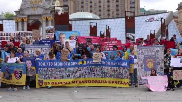 マイダン広場でデモを行っているウクライナ人の大規模なグループは 国連とIcrcがウクライナの行方不明の擁護者を見つけて帰国するよう要求している キエフ 2024 — ストック動画