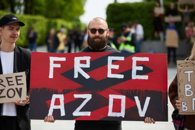 Ukraynalı bir insan halka açık bir protestoda 