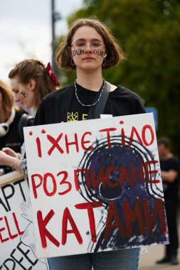 Ukraynalı aktivist elinde 