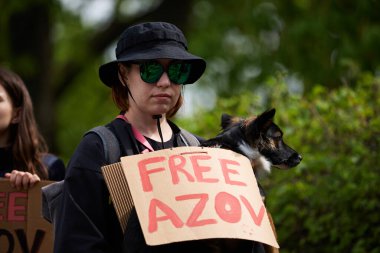 Ukraynalı bir insan halka açık bir gösteride 
