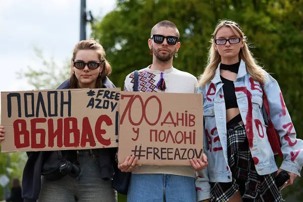 Jovens Ativistas Ucranianos Posando Com Bandeiras Free Azov Comício Dedicado Fotografias De Stock Royalty-Free