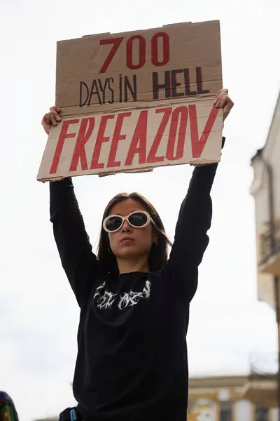 Genç Ukraynalı Cehennemde 700 Gün Pankartıyla Poz Veriyor Özgür Azov Telifsiz Stok Fotoğraflar