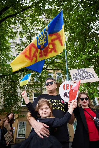 Ukrainische Patriotenfamilie Mit Flaggen Der Ukraine Und Der Türkei Die Stockbild