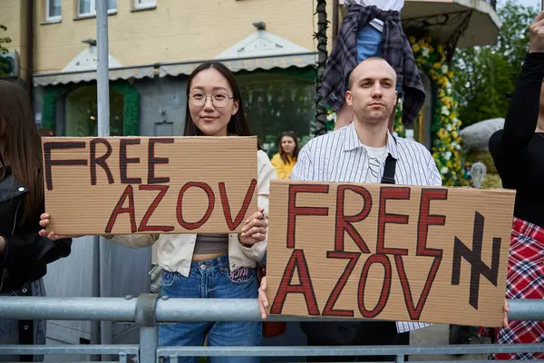 Ung Asiatisk Kvinna Och Ukrainsk Man Demonstrerar För Frigivning Tillfångatagna Royaltyfria Stockbilder