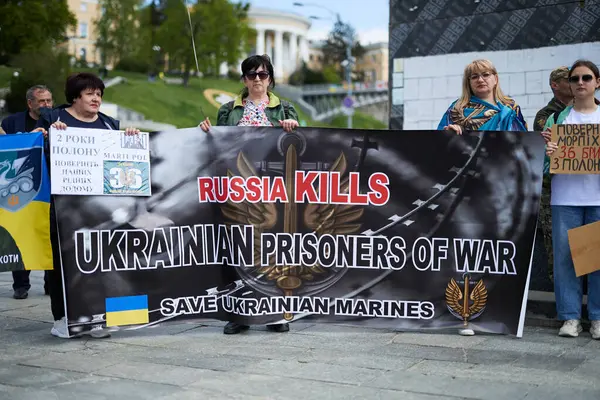 Ukrainske Kvinder Holder Banner Russisk Dræber Ukrainske Krigsfanger Gem Ukrainske - Stock-foto