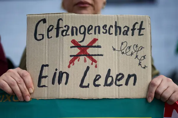 Aktivist Holder Banner Gefangenschaft Ist Nicht Ein Leben Fangenskab Ikke - Stock-foto