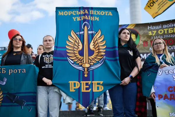 Ukrainske Kvinder Holder Våbenskjold Marinesoldater Ukraine Offentlig Rally Kiev April - Stock-foto