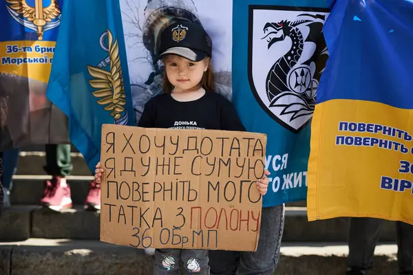Lille Ukrainsk Pige Poserer Med Banner Jeg Ønsker Kramme Min - Stock-foto