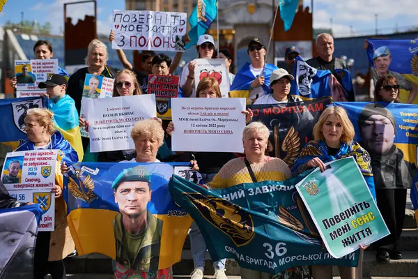 Familier Tilfangetagne Ukrainske Soldater Demonstrerer Med Bannere Portrætter Til Frigivelse - Stock-foto