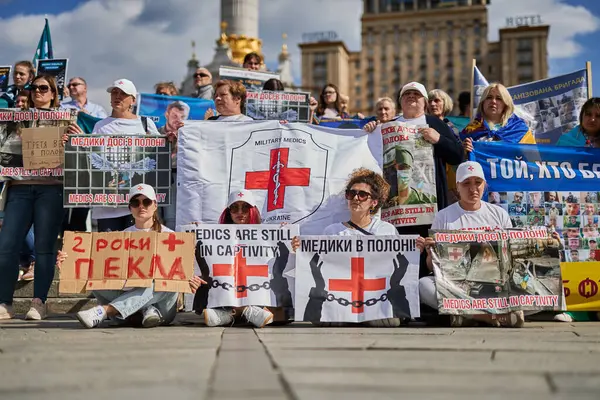 Ukrainske Læger Demonstrerer Med Tegn Medics Stadig Fangenskab Røde Kryds - Stock-foto