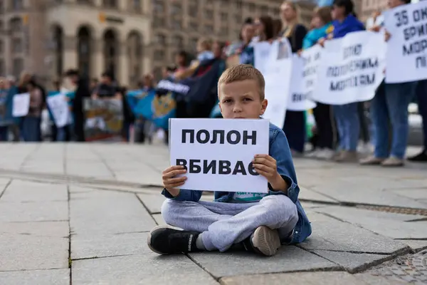 Lille Ukrainsk Dreng Sidder Med Skilt Fangenskab Dræber Ved Fredelig - Stock-foto