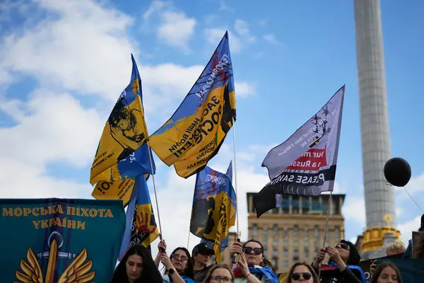 Ukrainske Kvinder Demonstrerer Flag Dedikeret Til Deres Tilfangetagne Slægtninge Der - Stock-foto
