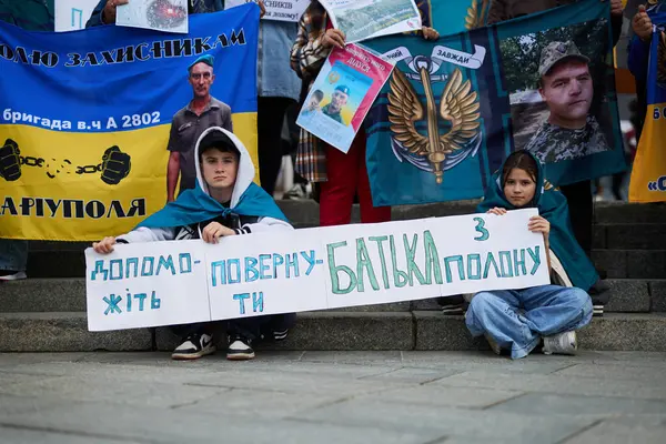 Triste Ukrainske Børn Poserer Med Tegn Hjælp Med Bringe Faderen - Stock-foto