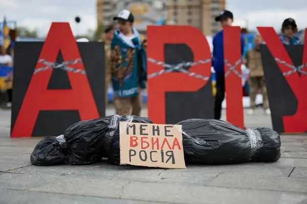 Lig Taske Med Skilt Russian Dræbte Mig Banneret Mariupol Kunstforestilling - Stock-foto